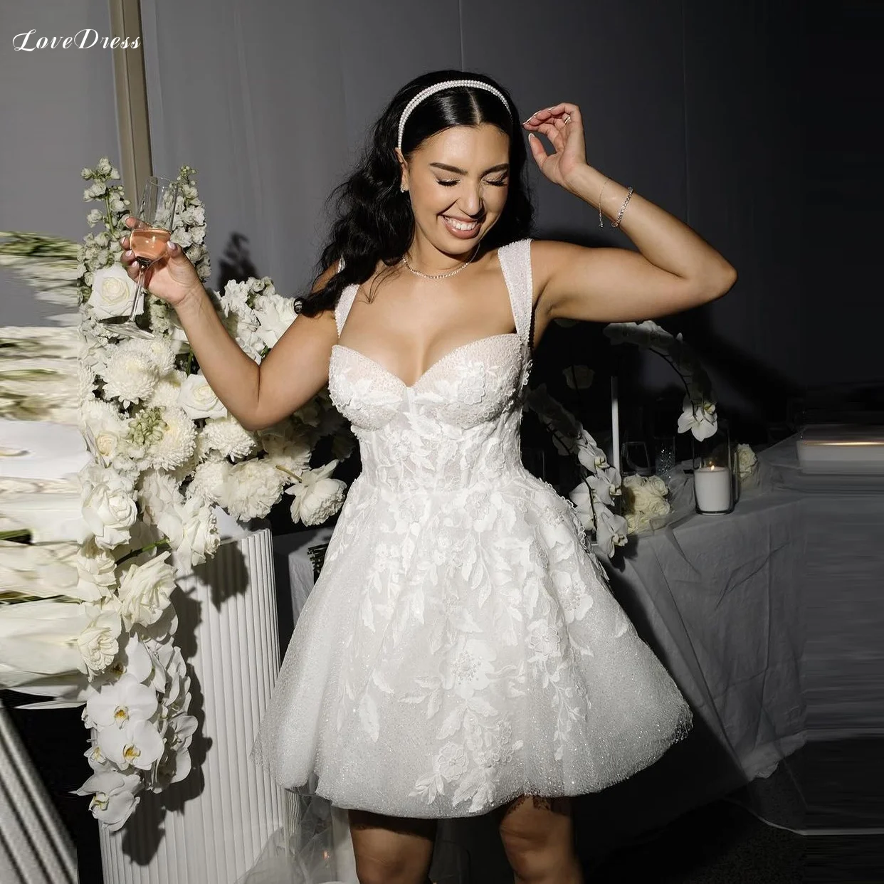 LoveDress brokatowa koronka 3D kwiaty Mini krótka suknia ślubna dekolt w serek aplikacje suknie ślubne Backless błyszcząca bez rękawów dostosowane