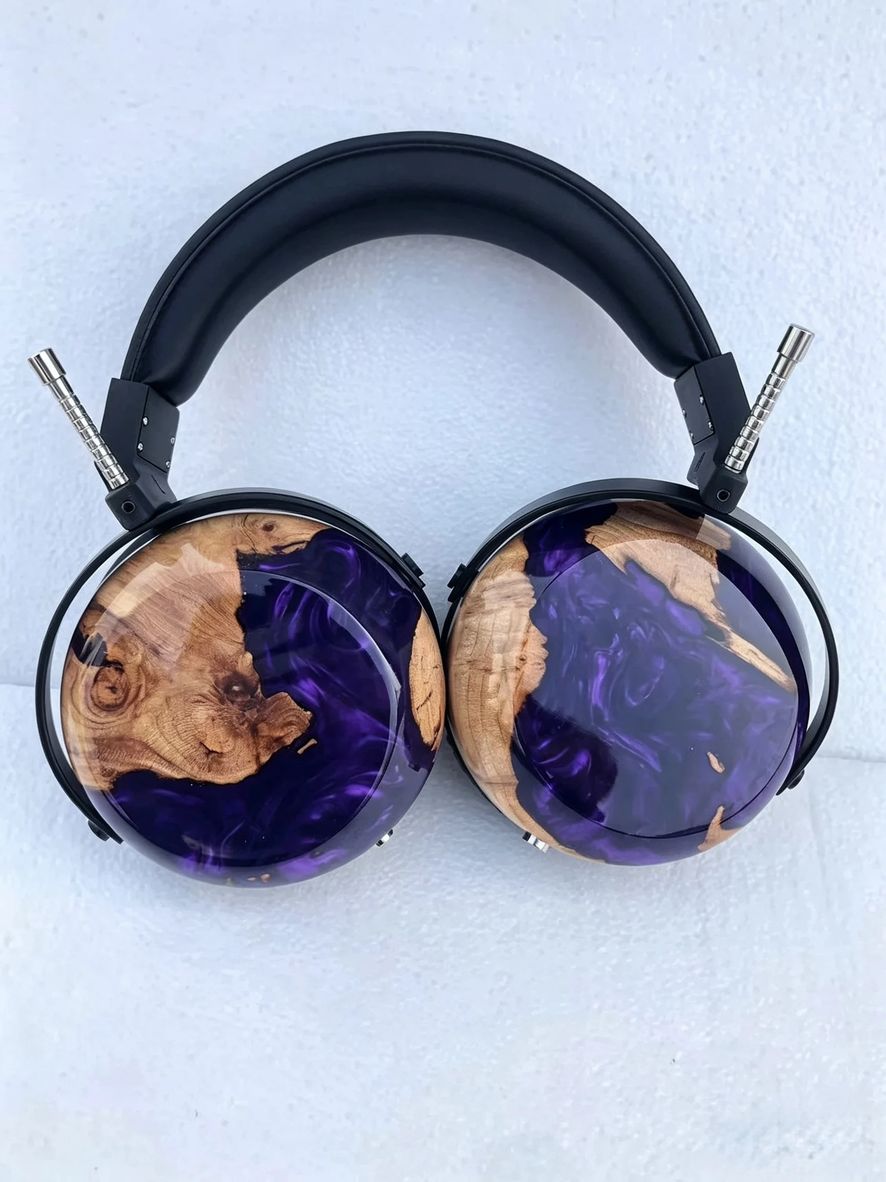 Stable wooden closed-back headphones featuring Deon bio-dome drivers, high quality with multiple impedance options available