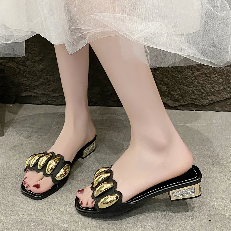 صنادل متوسطة الكعب صيفية جديدة برأس مربع وفم ضحل وإبزيم معدني ونعل ناعم ومضاد للانزلاق ومقاوم للاهتراء