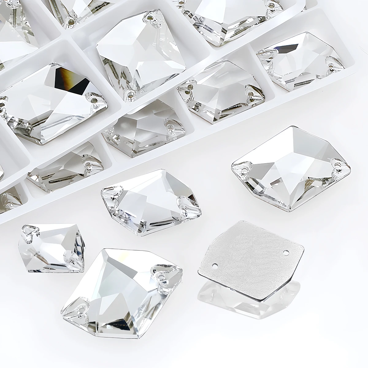 Cosmic Strasssteine zum Aufnähen, Kristallglas, flache Rückseite mit zwei Löchern, für Hochzeitskleidung, Ornamente, Kleidung, Taschen, Schuhe – Detail 3