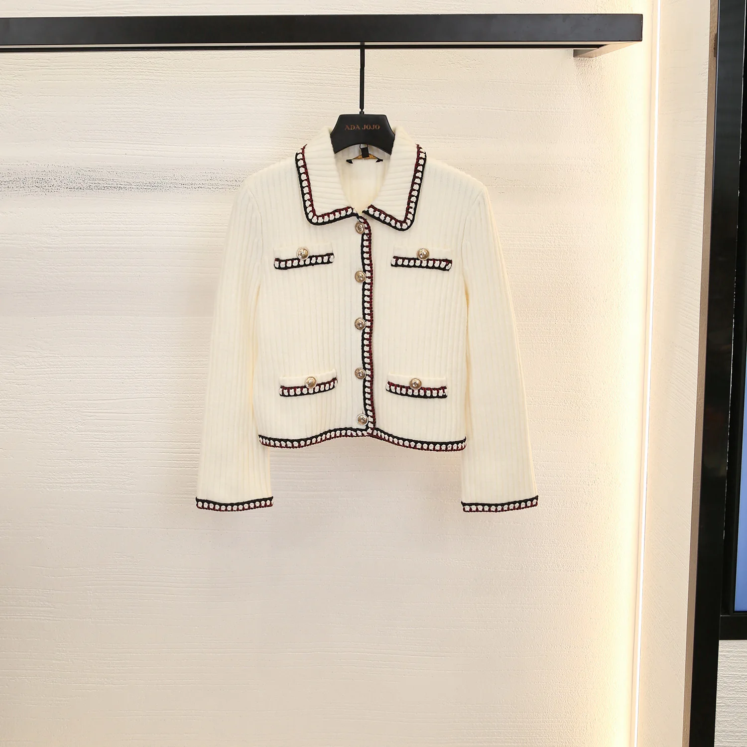 

MaSandeM Осенне-зимняя новинка: Элегантный приталенный вязаный свитер с отложным воротником, цветными блоками и одной пуговицей в стиле французского шика.