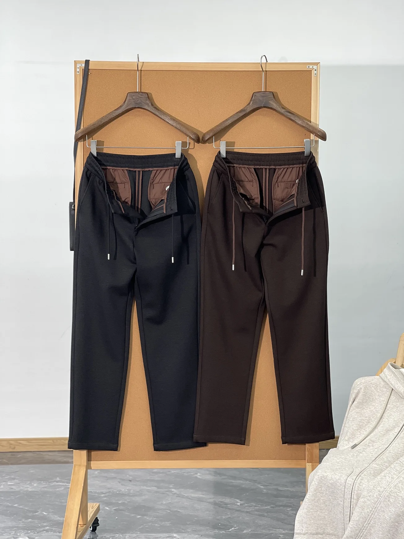 

Простые основы, свободная драпировка, эластичная талия, смесь овечьей шерсти, теплые прямые брюки.