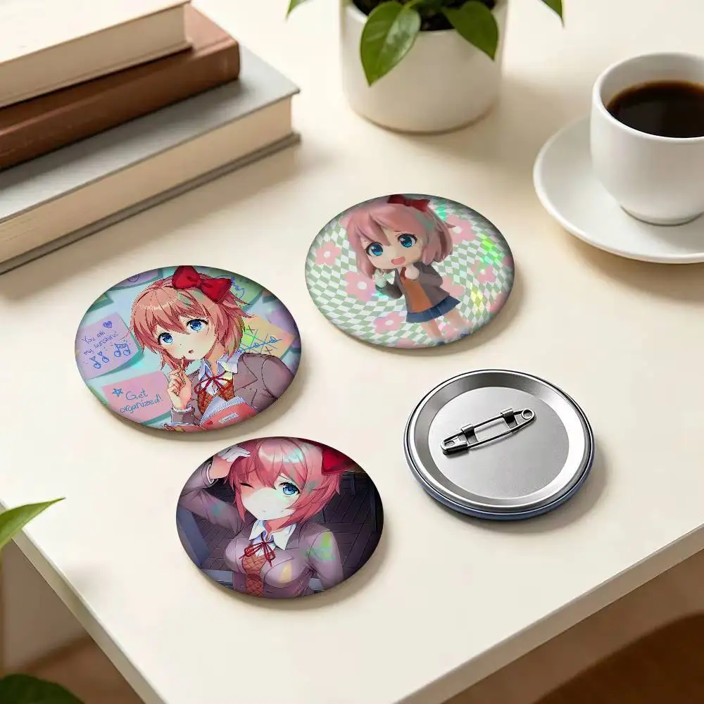 Cartoon-Spielfigur Sayori 32/44/58MM Anpassbare Anstecknadeln Niedliche Lustige Kreative Abzeichen Schmuck Deko Geschenke für Freunde