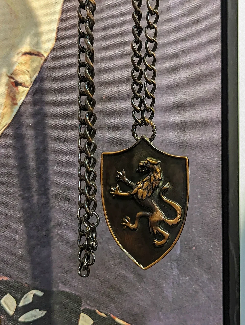 

Европейский и американский винтажный ретро старый стиль в британском стиле щит с гравировкой логотипа дизайн преувеличенное металлическое длинное ожерелье