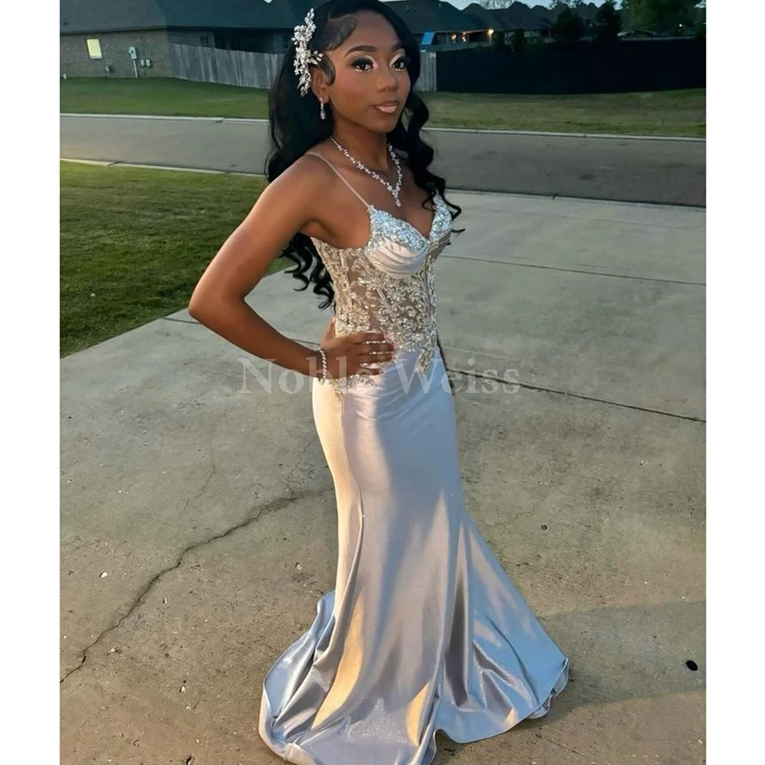 ชุดราตรีทรงเมอร์เมดผ้าซาตินคอวีประดับลูกไม้ยาวแบบสั่งตัดได้