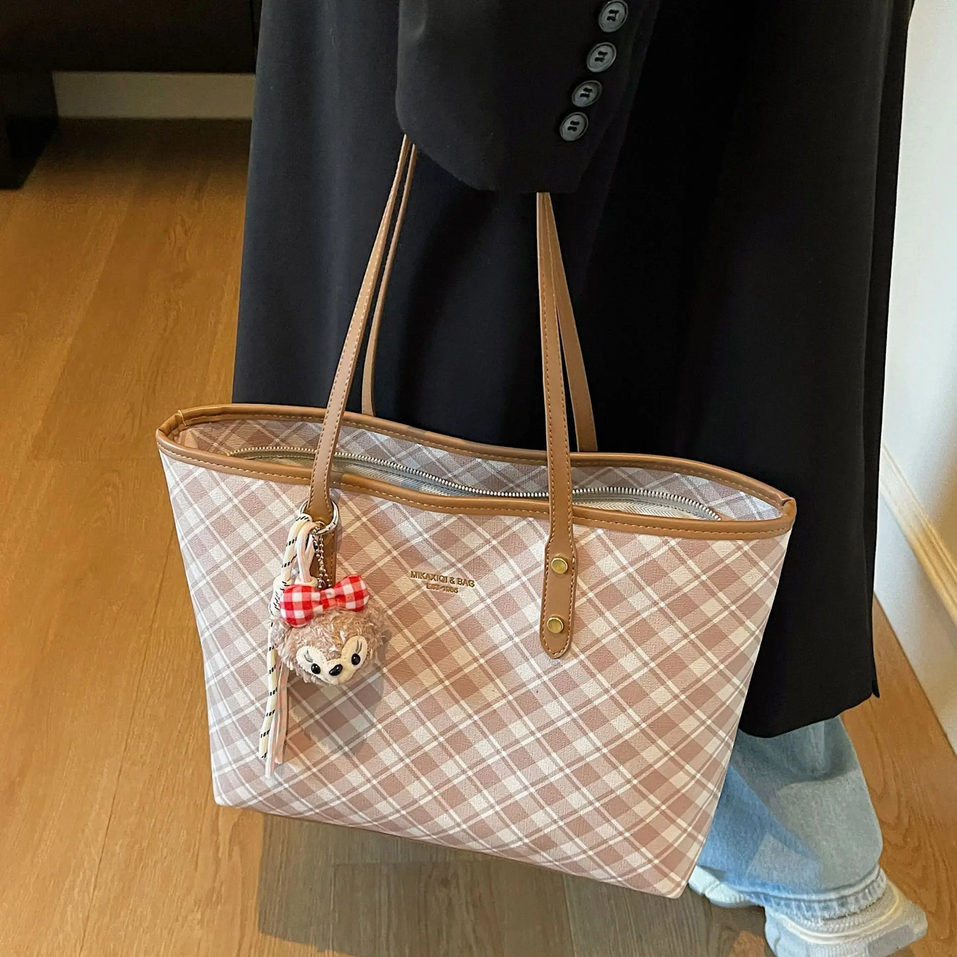 

Large Capacity Underarm Bag Women Designer New Plaid Shoulder Bag Minimalist Luxurious Simple Commuter Tote Bag