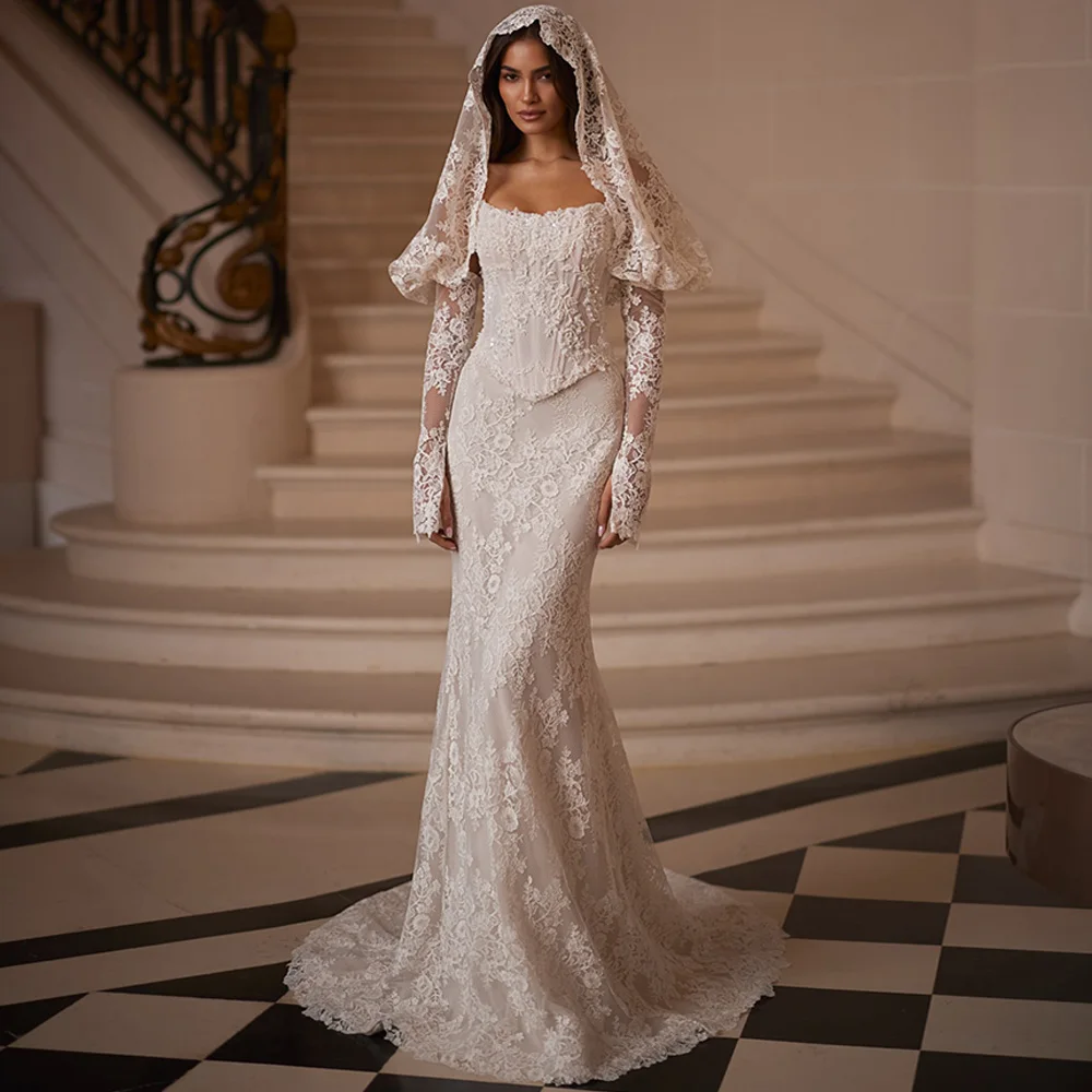 Elegantes Meerjungfrau-Hochzeitskleid mit bezaubernder Spitze und Applikationen, maßgeschneidertes trägerloses Brautkleid mit langen Ärmeln.