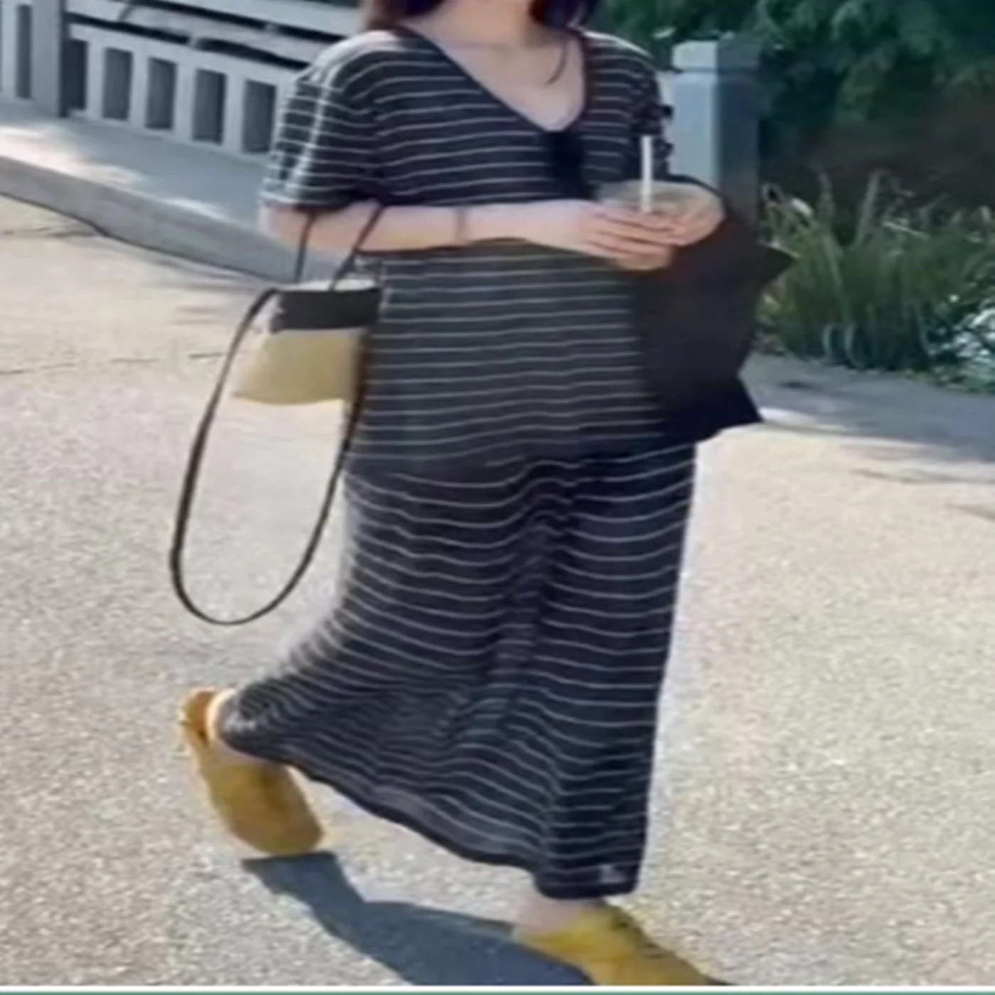 

Slimming Stripe Pattern f-Skirt ort-Sve V-Ne T-irt Set Lightweight Summer Faion Two-Piece Women's Ensemble