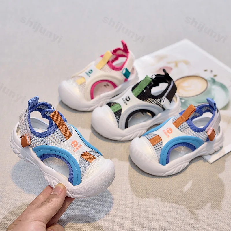 

Лето 2023, детская повседневная спортивная обувь, дышащая удобная обувь с сеткой для мальчиков, модные трендовые пляжные сандалии на толстой подошве