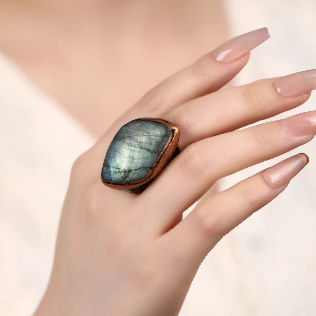 

Аморфное открывающееся кольцо с натуральным блестящим камнем в стиле ретро, регулируемые персонализированные европейские и американские кольца из золота и бронзы