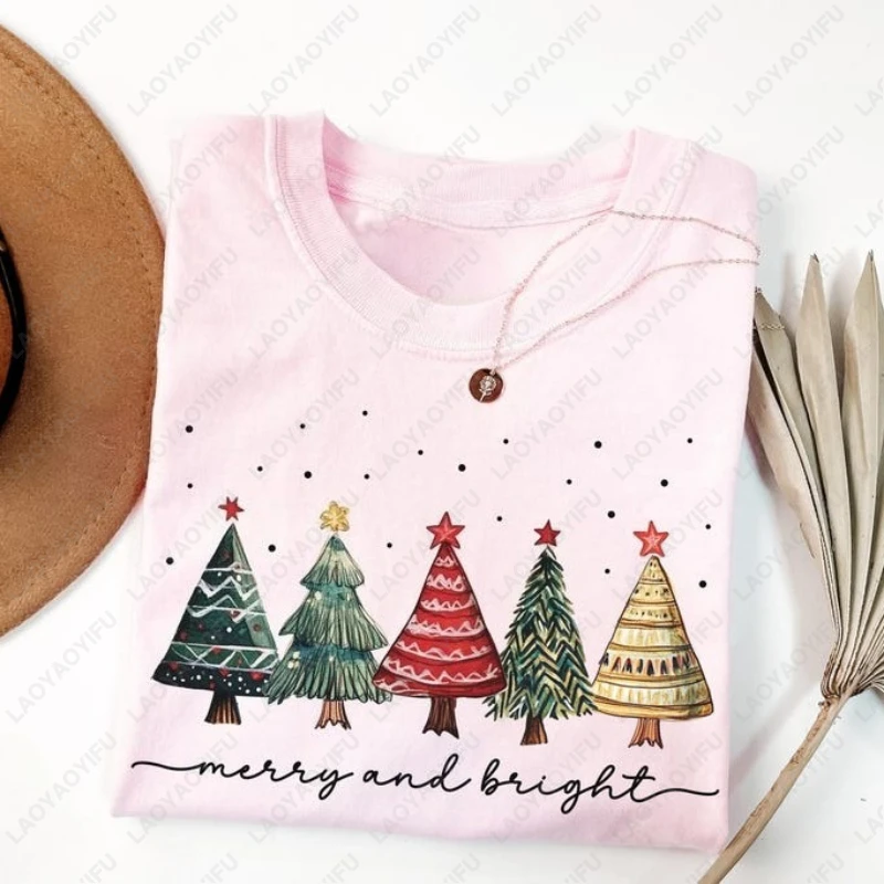 Kaos Natal Merry and Bright Trees Wanita Pria Liburan Tahun Baru Xmas Chic Musim Dingin Kaos Katun Berkualitas Tinggi Lengan Pendek Hadiah