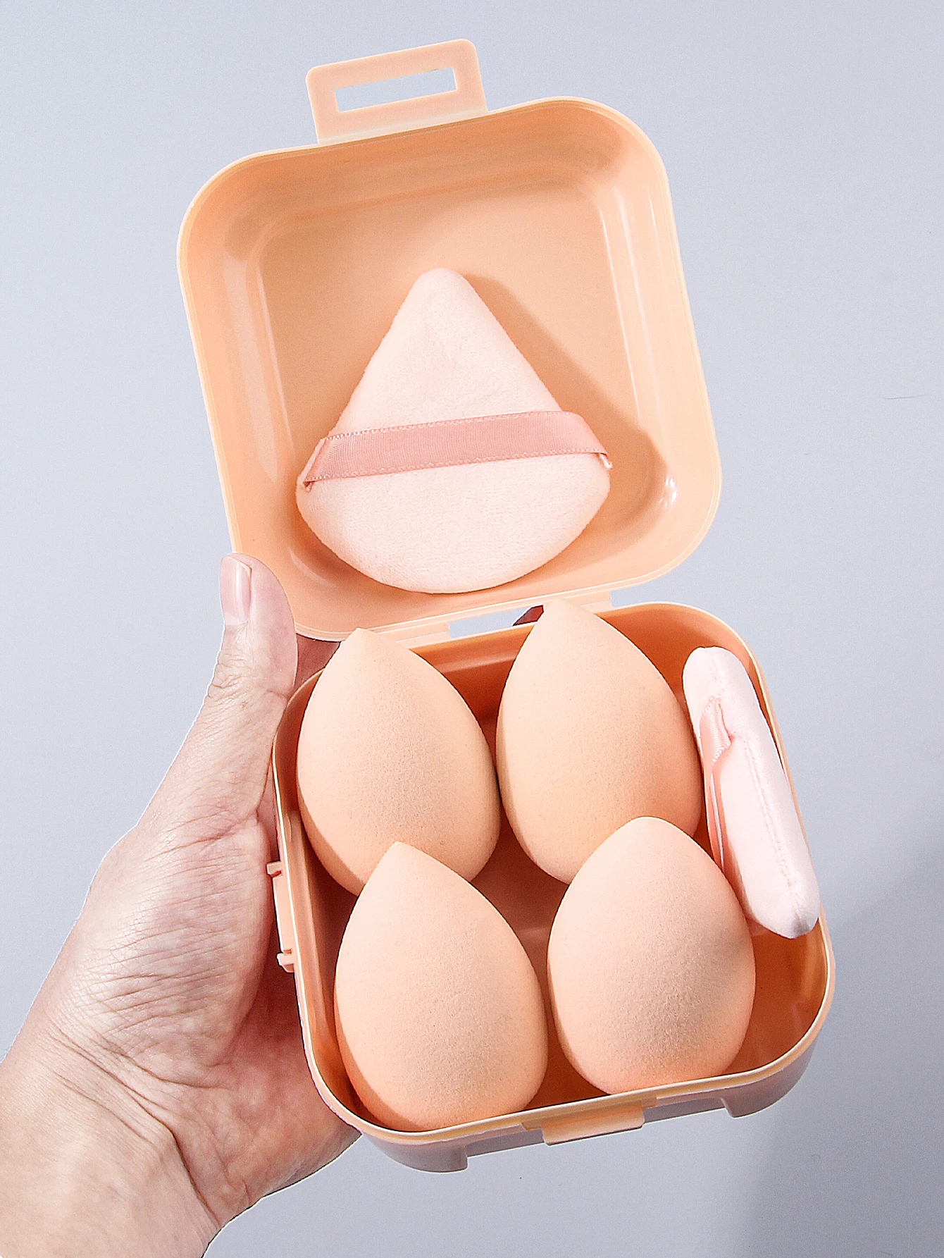 7 قطع من إسفنجة البودرة فائقة النعومة وغير لزجة، تأتي منتفخة مسحوق مثلثة مع صندوق تخزين محمول للسفر