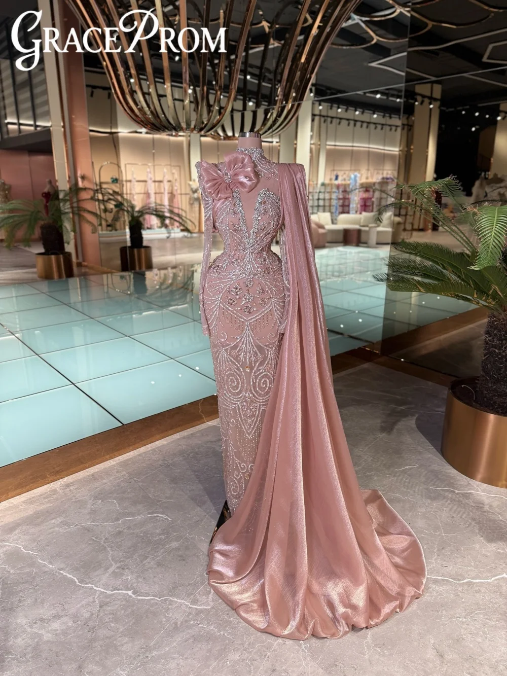 

Розовое вечернее платье ручной работы из бисера с бантом Изысканное свадебное платье с высоким воротником Индивидуальное платье длиной до пола для красной дорожки