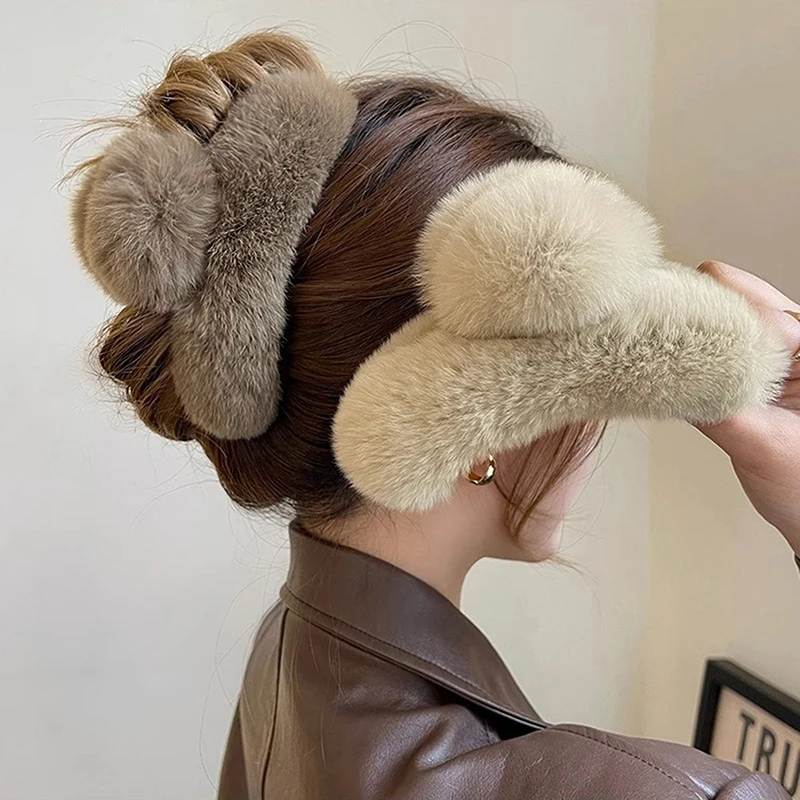 

1PC Large Plush Clip With A High-end Feel, Autumn And Winter Hairy Hair Clip, Women's Temperament, And Hair Styling