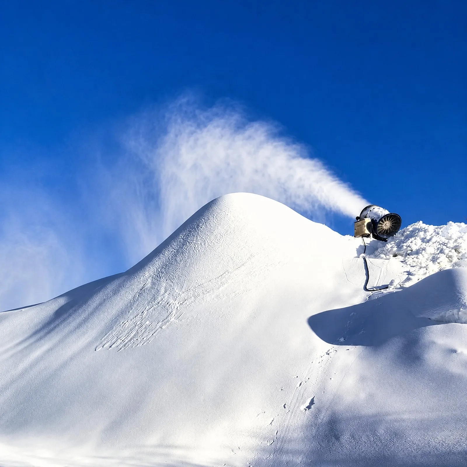 Wide Blade Small Scale High Capacity Snowmaking Machine 60 Nozzles Outdoor Ski Cannon Generator Shed view 6