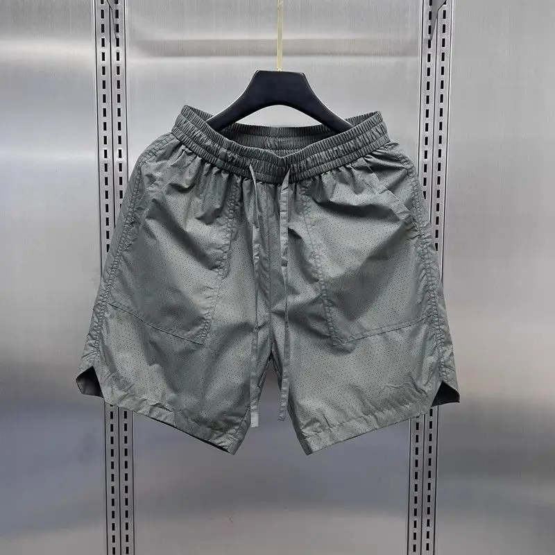 

Новинка лета 2023 года, спортивные шорты для мужчин, модные универсальные однотонные пляжные шорты из дышащей сетки с эластичной резинкой на талии и пятью точками