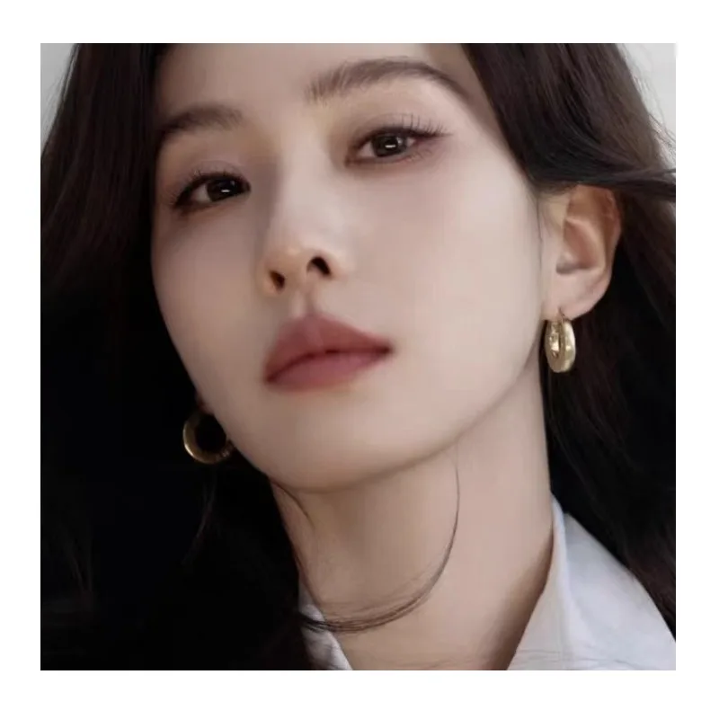 

Cabinet New Plain Circle Simple Earrings Saijia Letter Circle Women's High-end Light Luxury Versatile Earrings