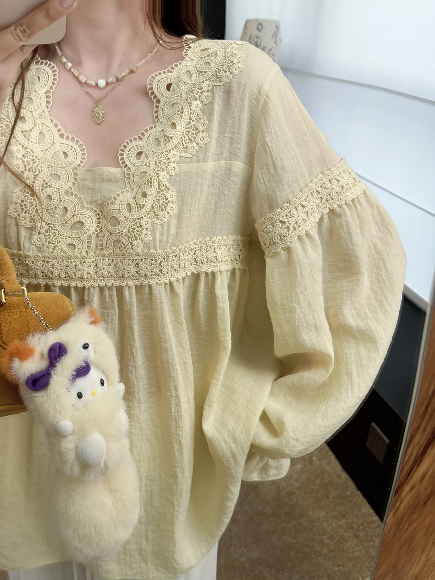 

Zhang ei Autumn Commute Filter Soft Sle Lace Patchwork Hemline Blouse Yellow Lace Splicing Oil Painting Filter Top