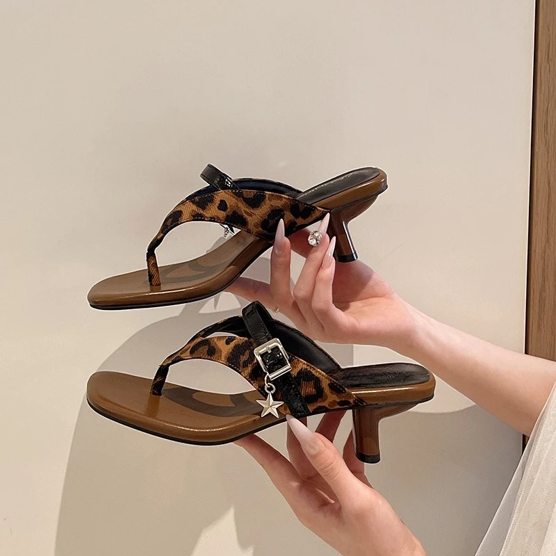 

Летние шлепанцы с металлической пряжкой, новые, с квадратным носком, на шпильке, нескользящие, с ремешком между пальцами