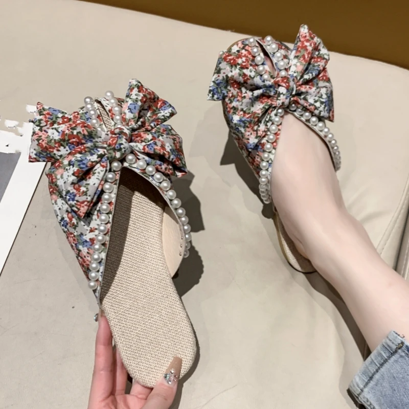 Nueva moda de verano, cómodas Sandalias planas con cabeza redonda y lazo de perlas, bolso con punta, versátiles, de gran tamaño, zapatillas simples de moda para mujer