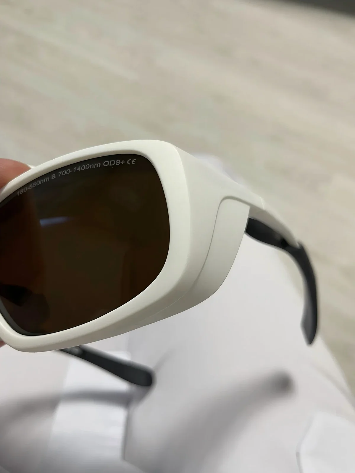 Professional laser protective glasses 180-550nm&700-1400nm OD8 level protection performance is safe and reliable