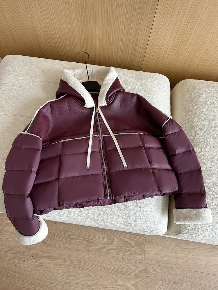 Jaket Musim Dingin PU Splicing Untuk Wanita Bulu Domba Imitasi Hangat Tebal Berkerudung Mantel Fashion High Street Bulu Angsa Putih