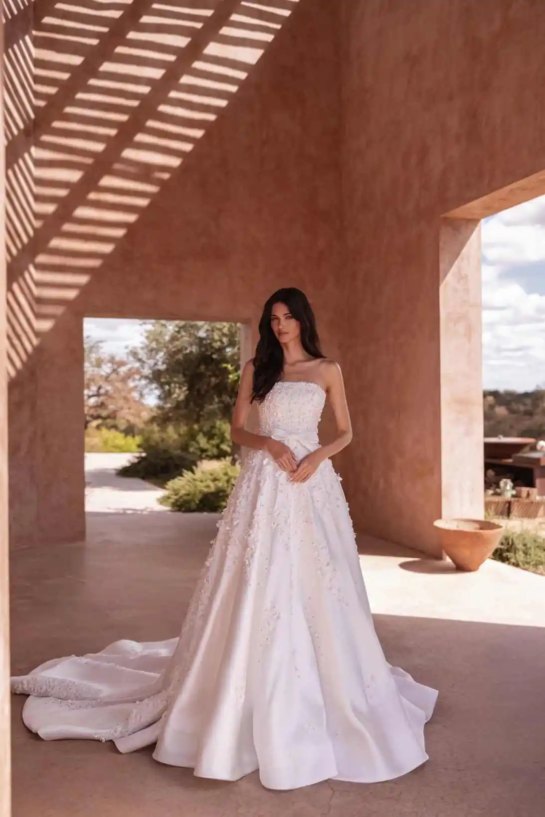 

Elegant 3D Floral Appliqué Bow Wedding Dress Strapless Court Train Satin Ball Gown Bridal Gown свадебное платье Customized