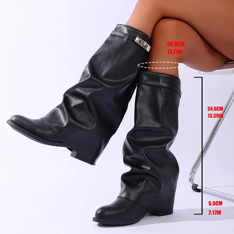 العلامة التجارية تصميم أسود بولي Leather جلد حذاء برقبة للركبة النساء الانزلاق على الارتفاع زيادة أحذية طويلة امرأة الموضة حجم كبير 42 واسعة الساق بوتاس