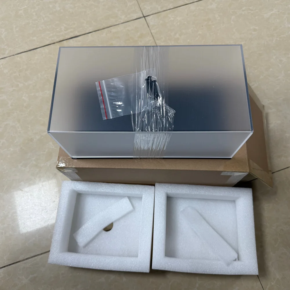 Scatole acriliche espositore supporto trasparente antipolvere con base nera in fibra di carbonio per modello di auto in scala 1/18