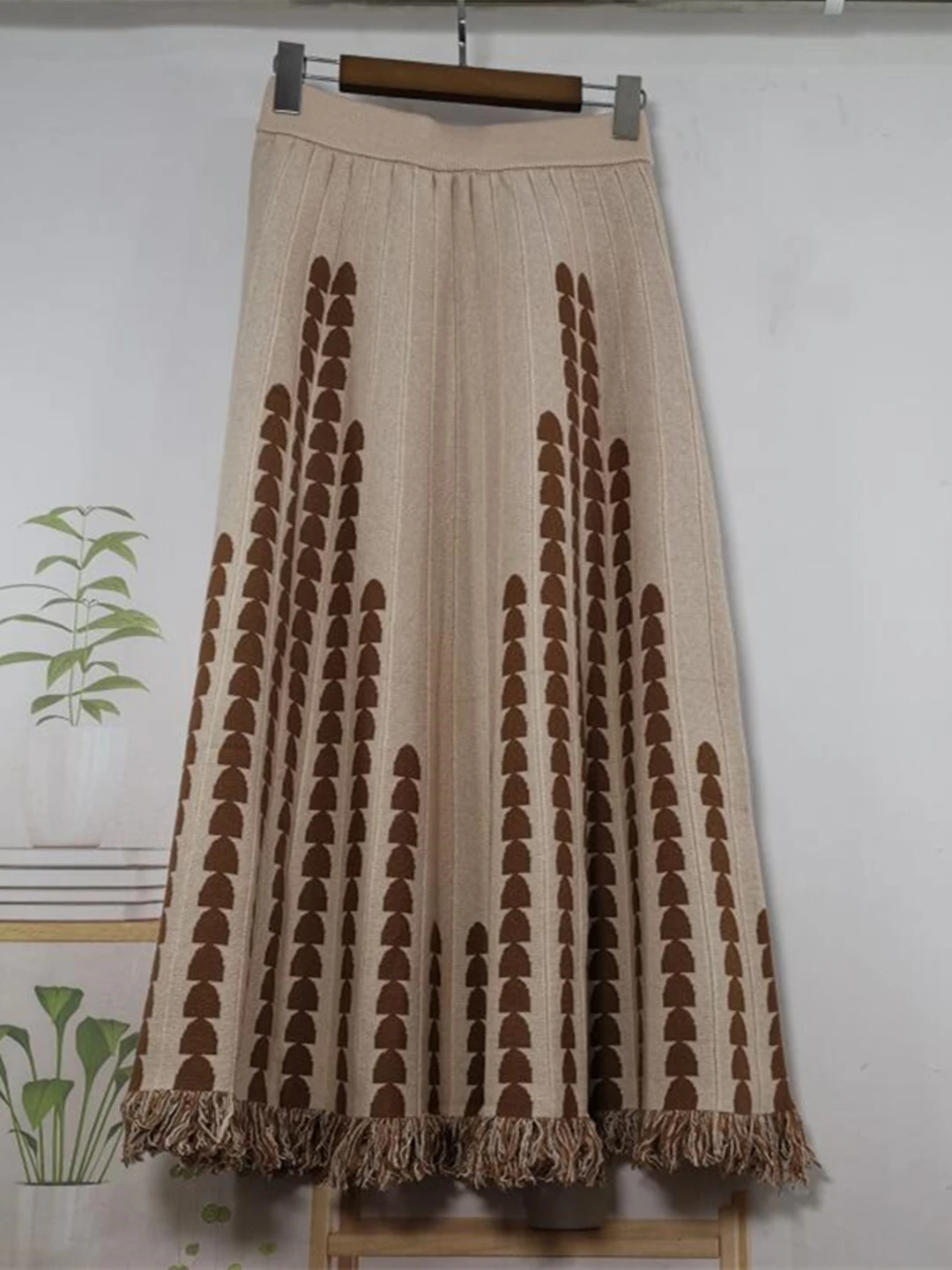 

2024 New Autumn Winter Women High Waist Slim Long Skirt High Quality Fashion Geometry Jacquard Tassel Hem Knitted Skirt 6 Colors