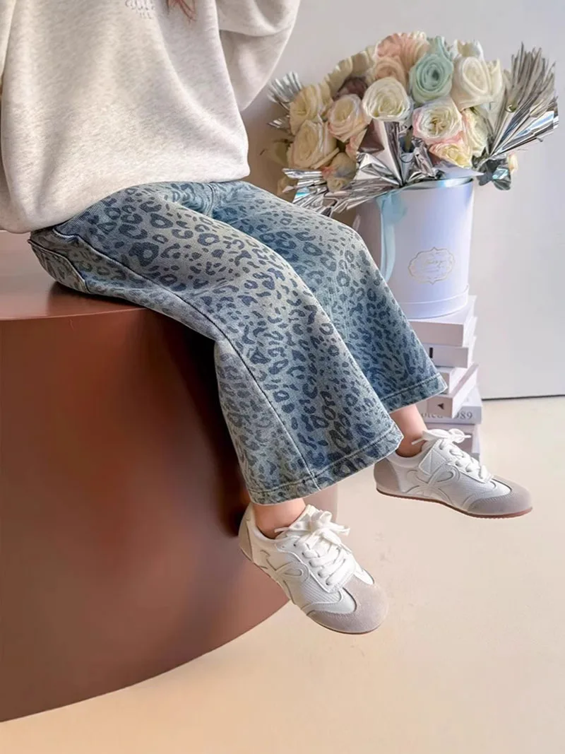 

HoneyCherry новые осенние джинсы для девочек, милые широкие брюки с леопардовым принтом для девочек, свободные детские модные прямые брюки