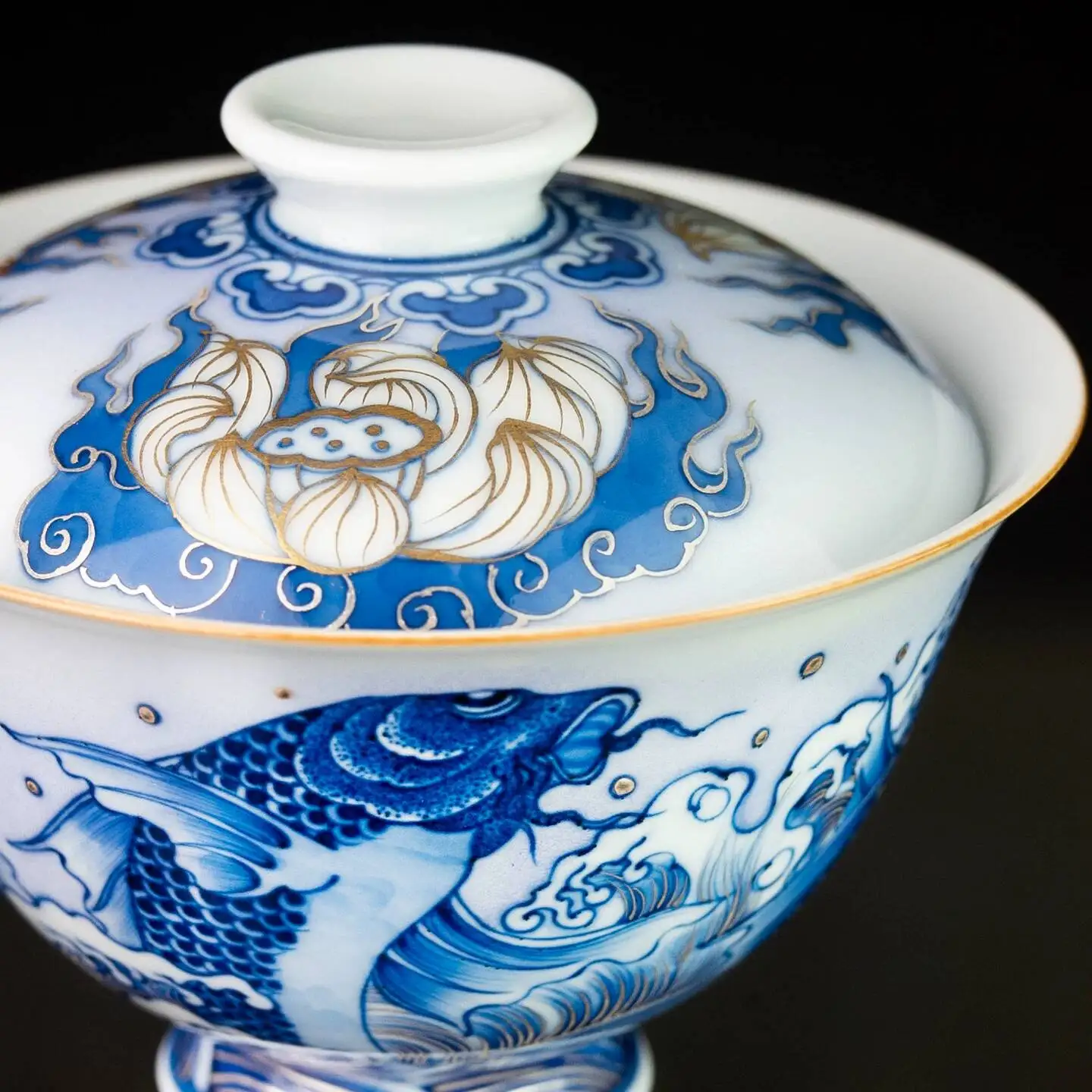 Xunzhen Tang Blue White Porcelain Purple Gold And Silver《Lianyou Five Blessings》Koi Ceramic Covered Set Cup Tea Bowl