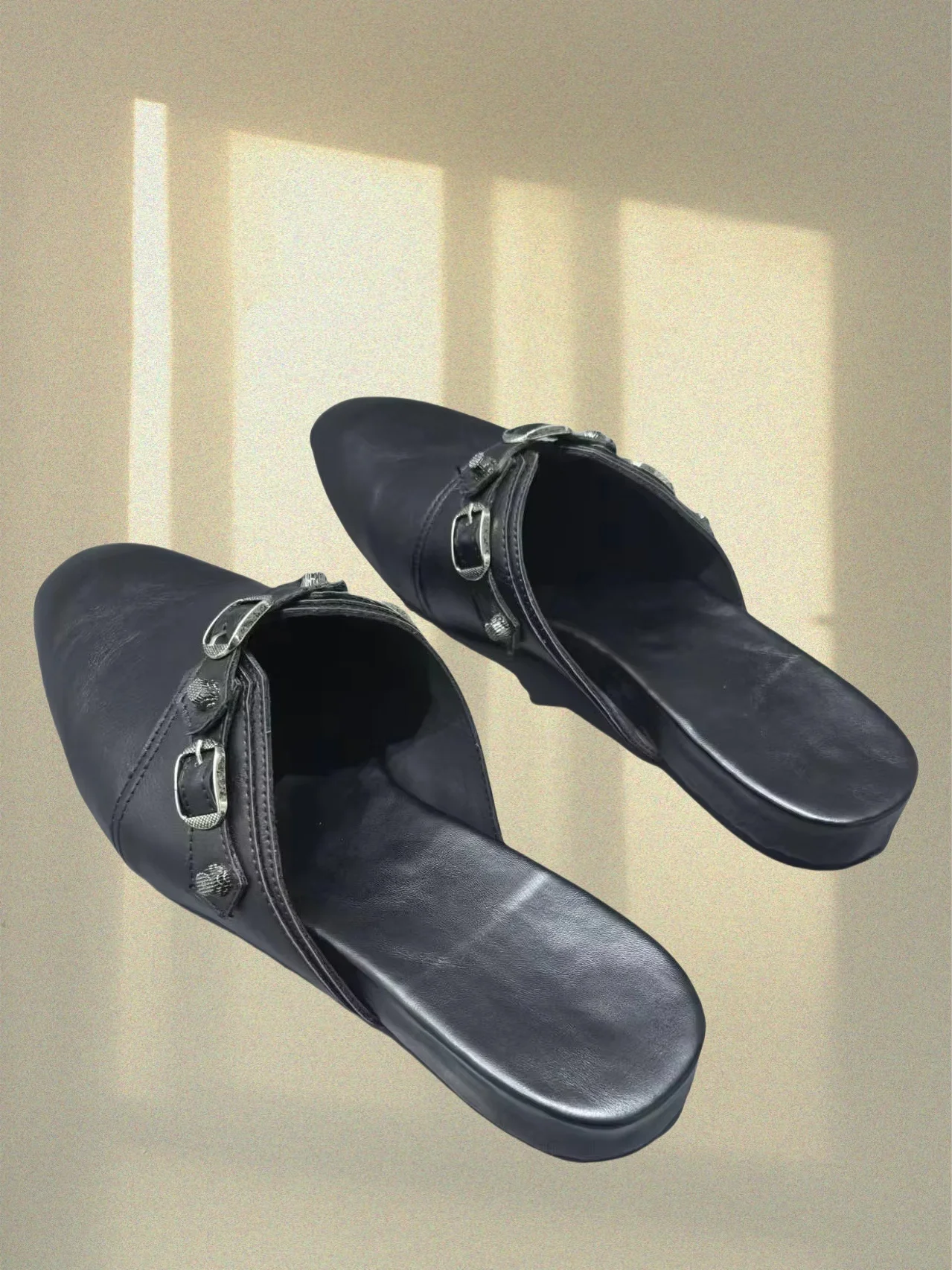 2025 New Black Men's Outdoor Slippers Wrapped Toe Flat Metal Decoration Daily Commuter Office Street Large Size Men Casual Shoes