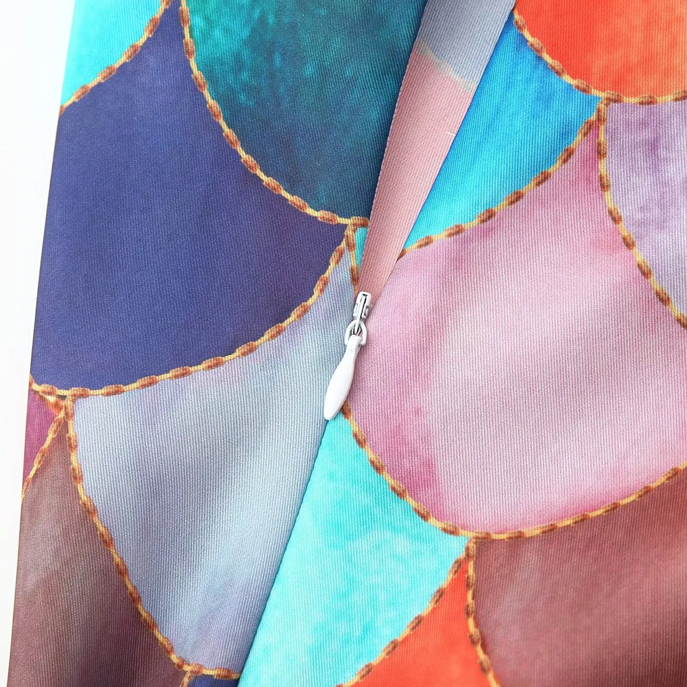 فستان ZBZA ربيعي جديد للسيدات بتصميم عصري من الساتان مطبوع برقبة معلقة، فستان أنيق عالي الخصر بدون أكمام، نمط الماس