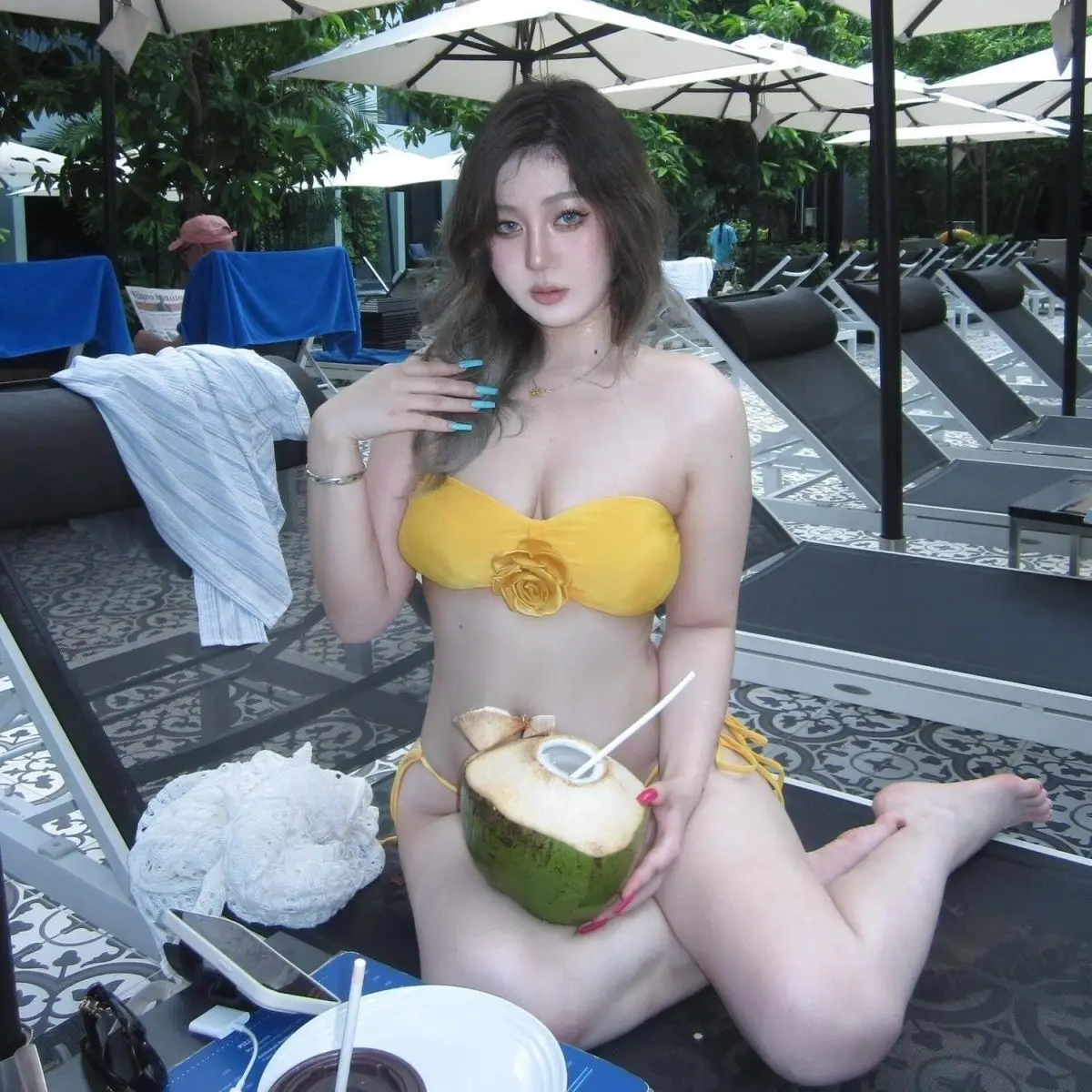 Nowe żółte bikini bez ramiączek z białym trójwymiarowym kwiatowym kostiumem kąpielowym z rozcięciem na plaży, trzypunktowy pikantny dziewczęcy strój kąpielowy na wakacje