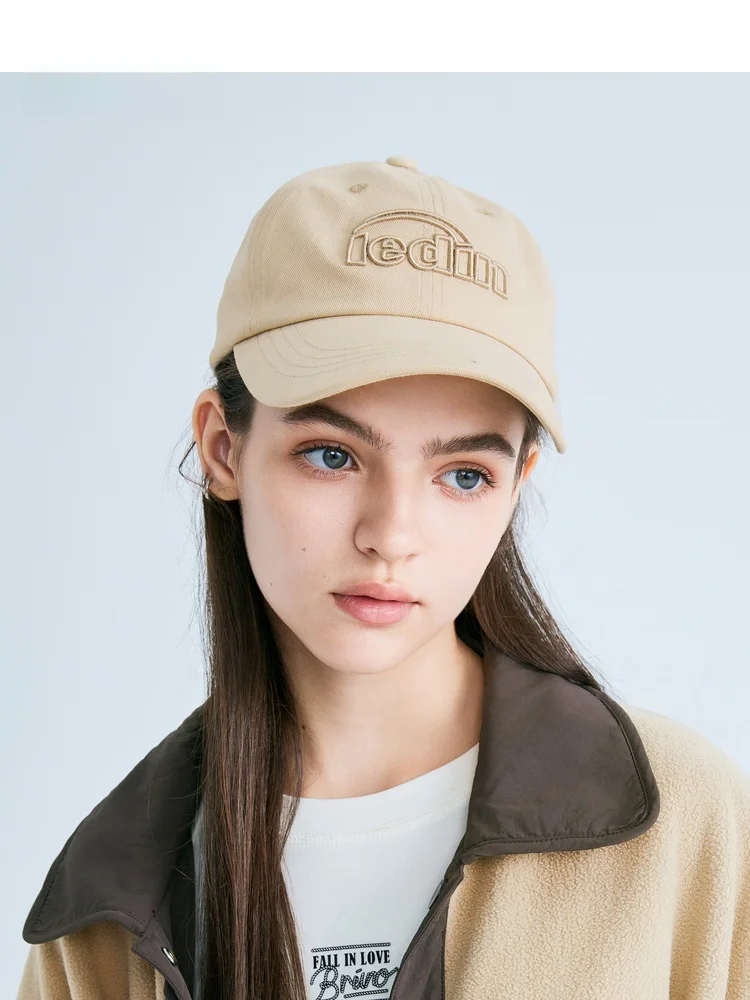 新しい2025年春のレター刺繍入りデュビルキャップc2y38トレンディハットファッショナブルアクセサリー（le-district製）