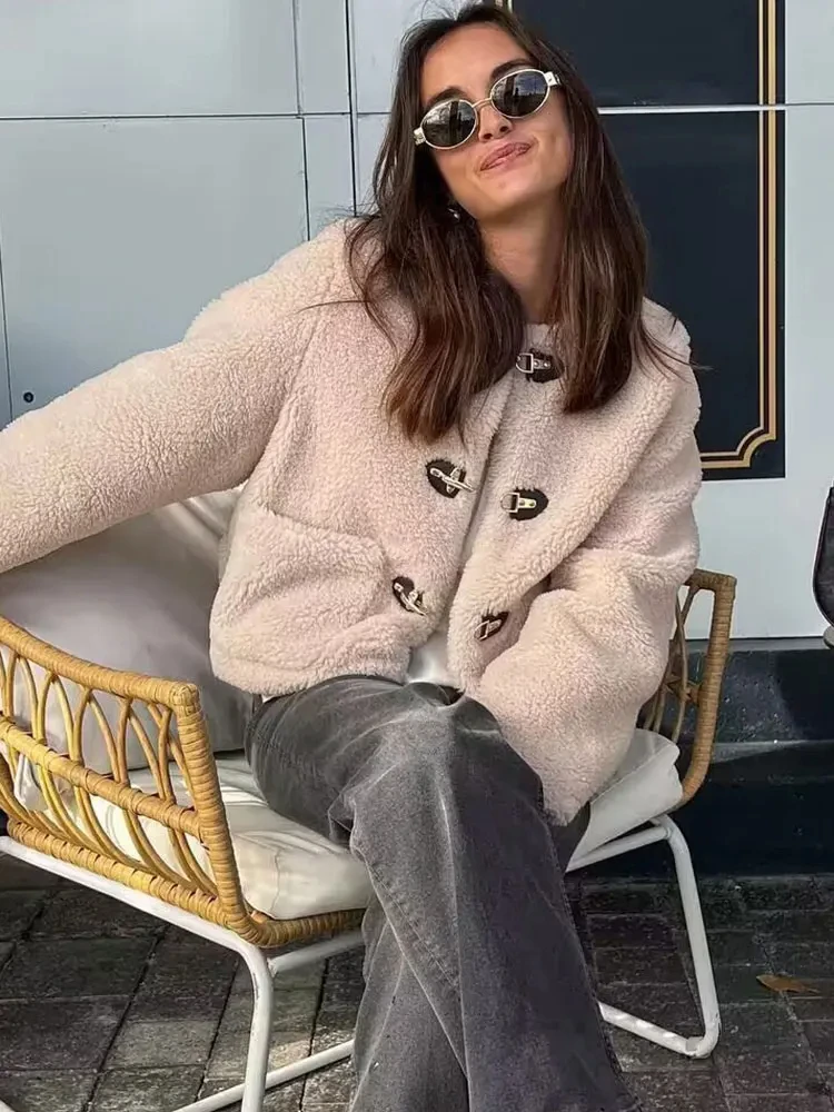 เสื้อแจ็คเก็ตผู้หญิงสไตล์เรโทรสตรีทน่ารัก รุ่น HH 2025 สำหรับฤดูหนาวและฤดูใบไม้ผลิ  ติดกระดุม มีกระเป๋า  ผ้าฟลีซ  2 สี  ทรงตรง  สไตล์ Y2K เหมาะสำหรับใส่ไปทำงาน