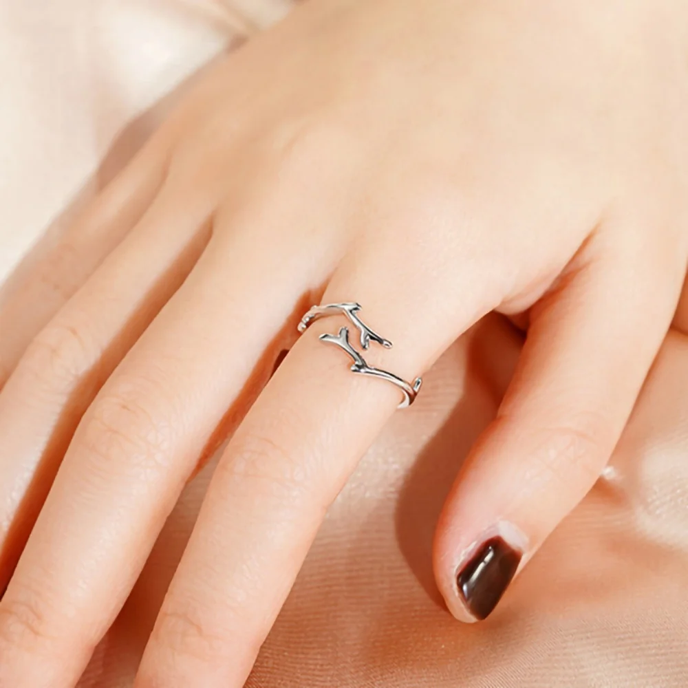 Minimalistischer Ring mit schmalen Ästen und verstellbarer Ringöffnung, vielseitiges Ring-Accessoire für Damen, geeignet für Pendlerinnen und Partys. – Detail 2