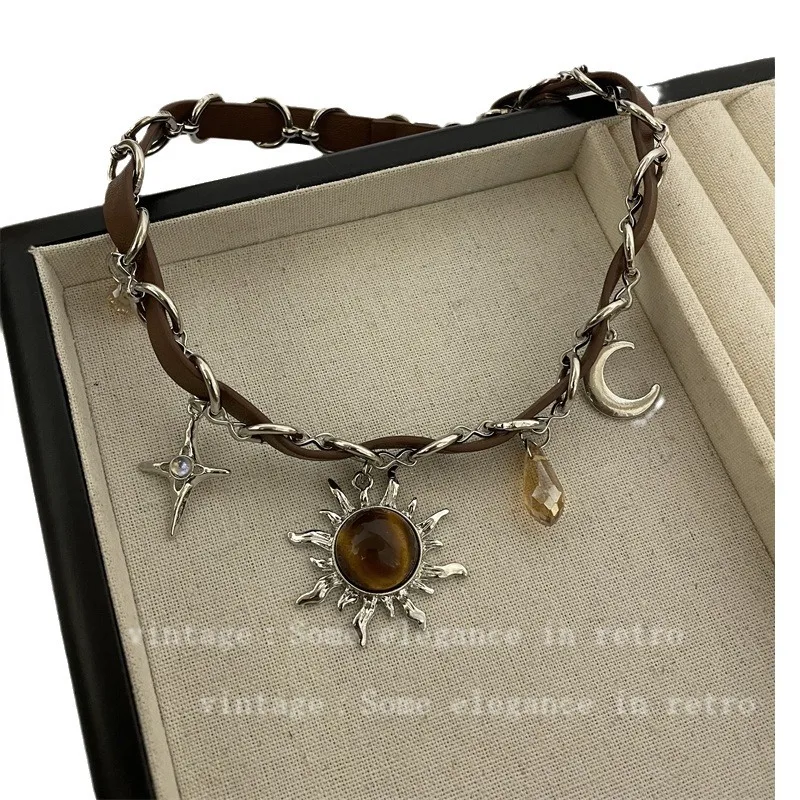 

2024 Vintage Star Sun Pendant Leather Splice Collarbone Chain Female Fashion Sweet Cool Niche Sweet Temperament Necklace Jewelry