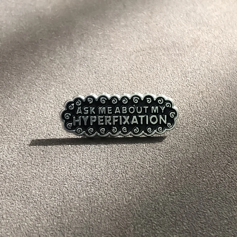 Fragen Sie mich nach meiner Hyper fixatio Emaille Pins benutzer definierte Autismus ADHD Broschen Revers Abzeichen Punk Schmuck Geschenk Drop Versand