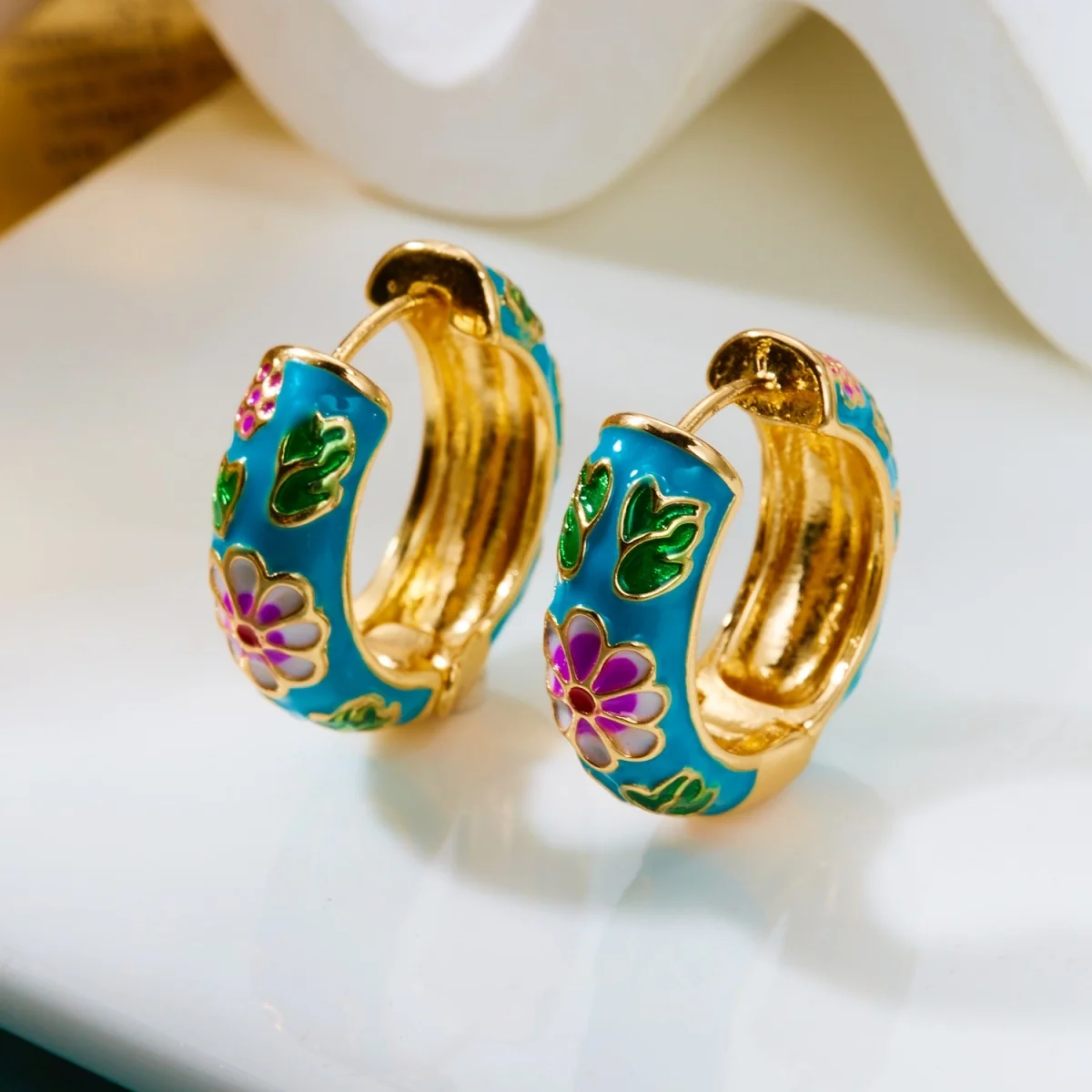 Süße bunte Emaille-Gänseblümchen-Ohrstecker für Damen und Herren, elegante geometrische Creolen mit Gittermuster, Schmuck – Detail 27