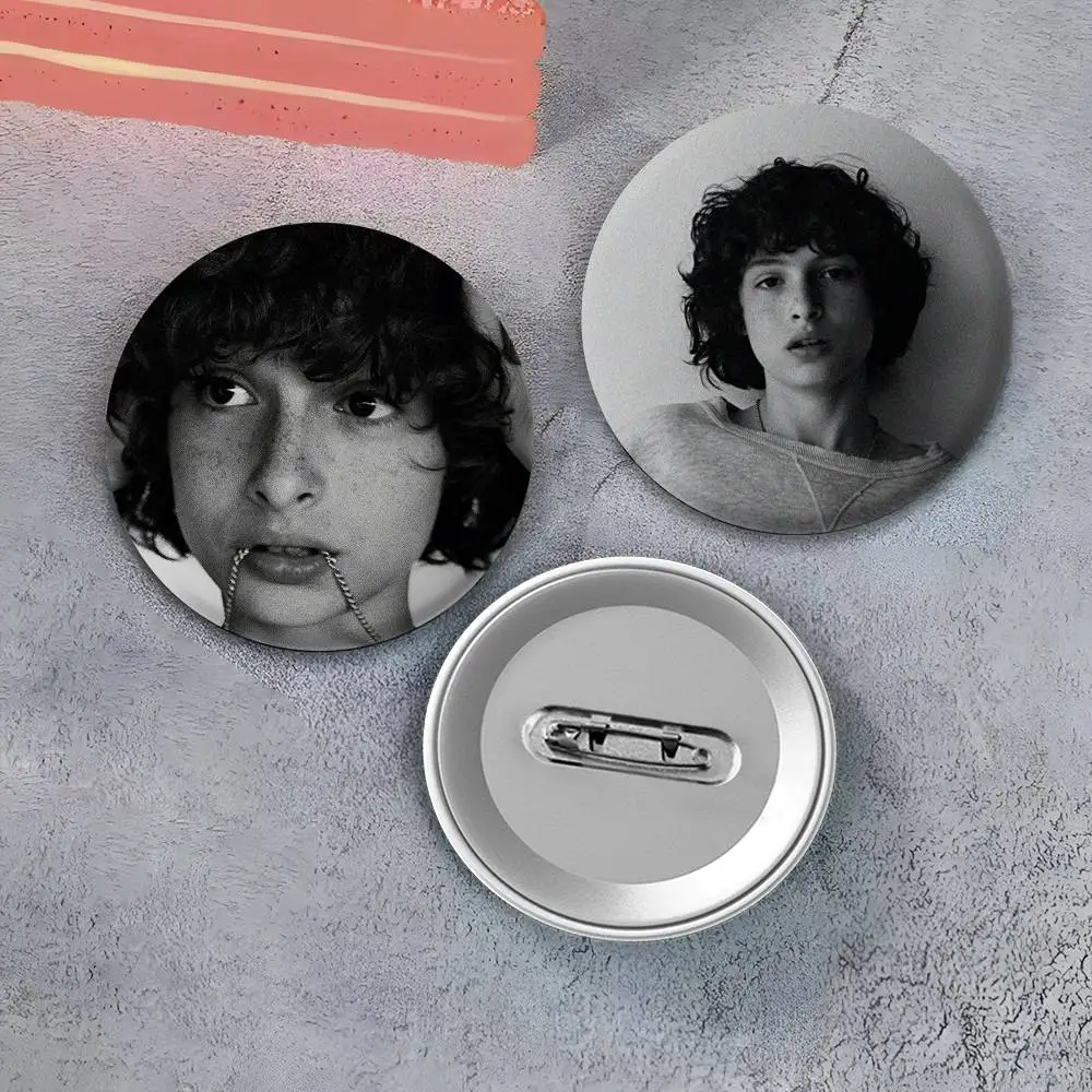 الممثل F-Finn W-Wolfhard شارات مستديرة رائعة شارة دبابيس الإبداعية للملابس قبعة ظهره هدية اكسسوارات