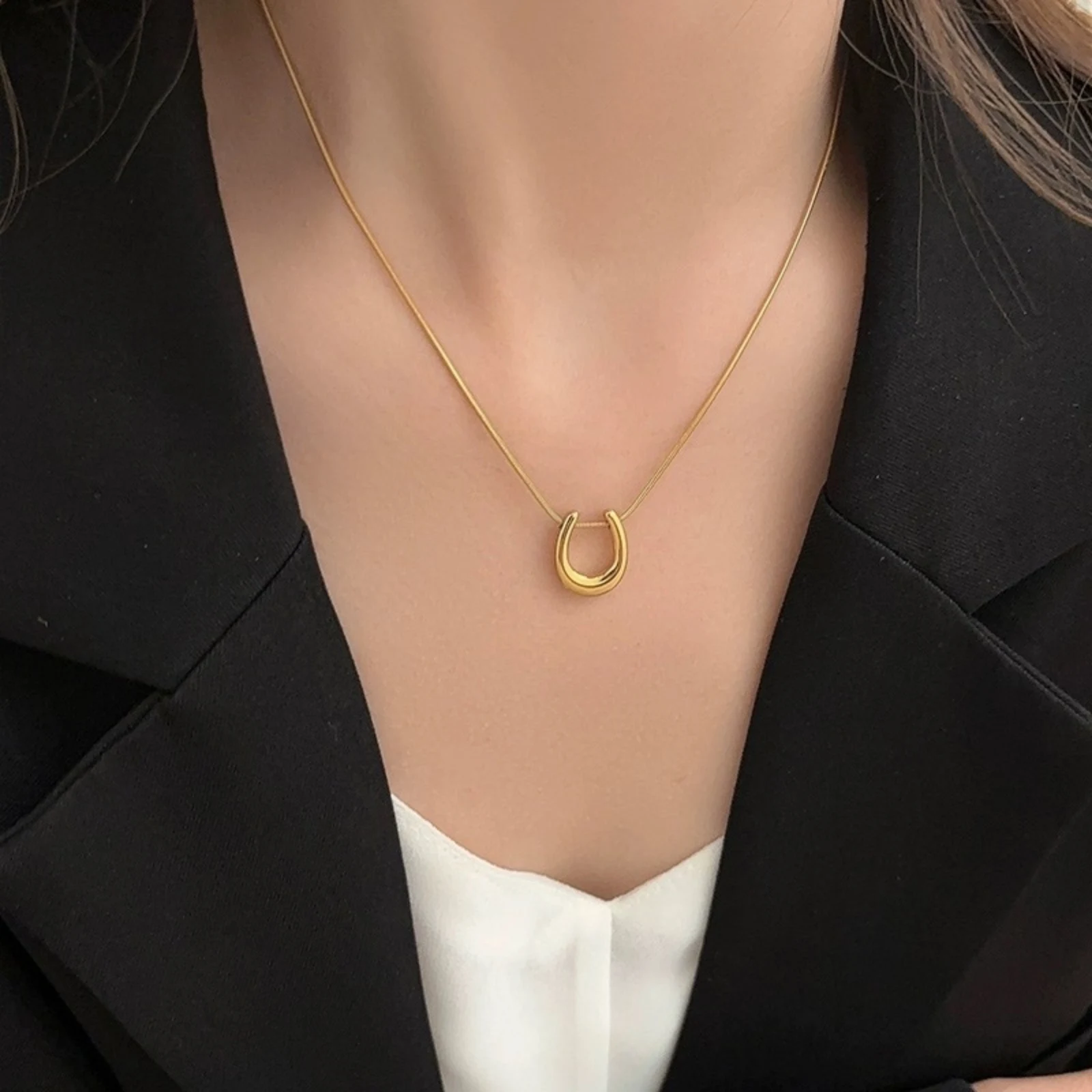 Edelstahl U-förmiger Hufeisen-Anhänger Halskette für Damen, vergoldet, Schlangenkette, Glücksbringer, modisches Schmuckgeschenk – Detail 2