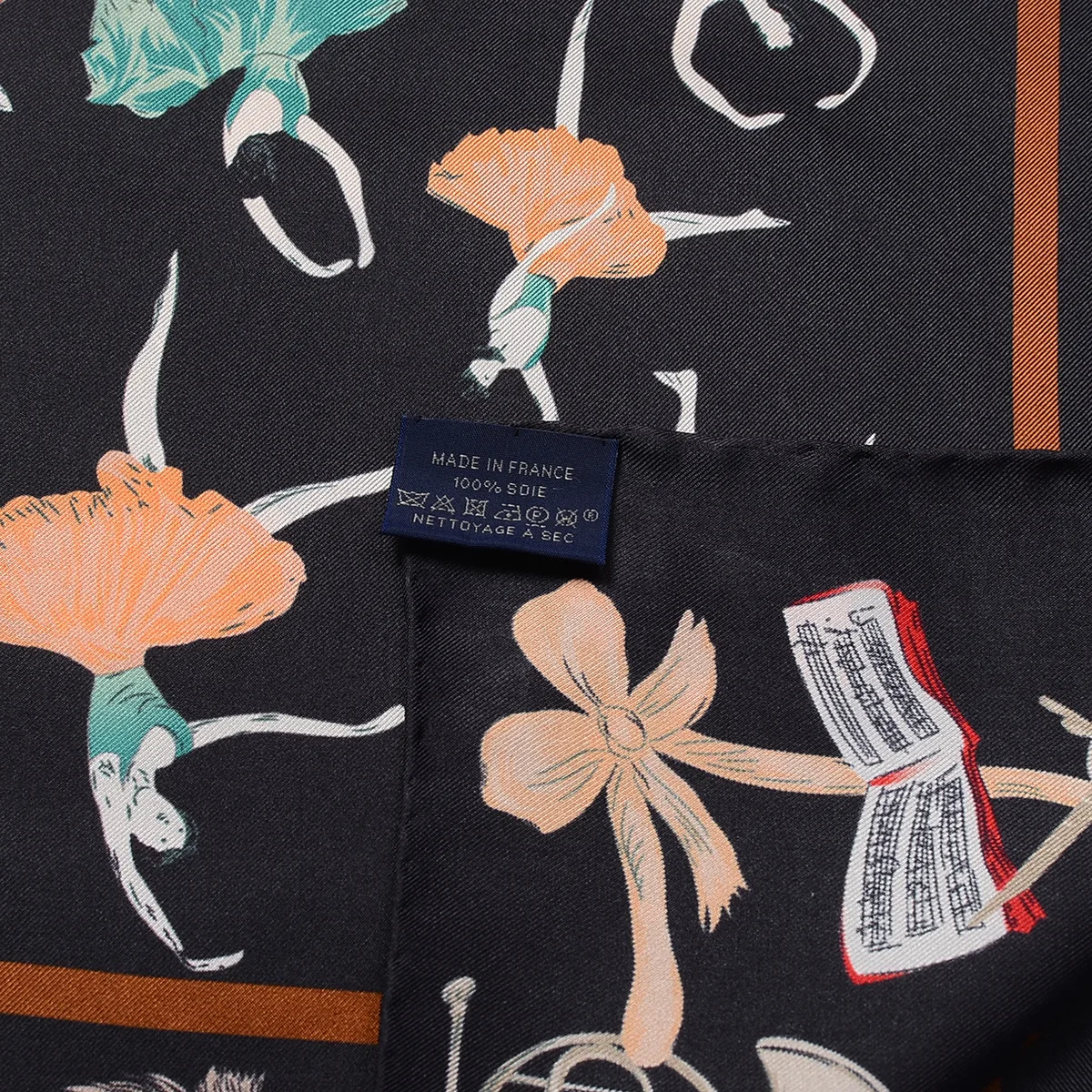 Marques de luxe foulard en soie petits Bandanas carrés foulards tête vêtements accessoires saint valentin cadeau de noël