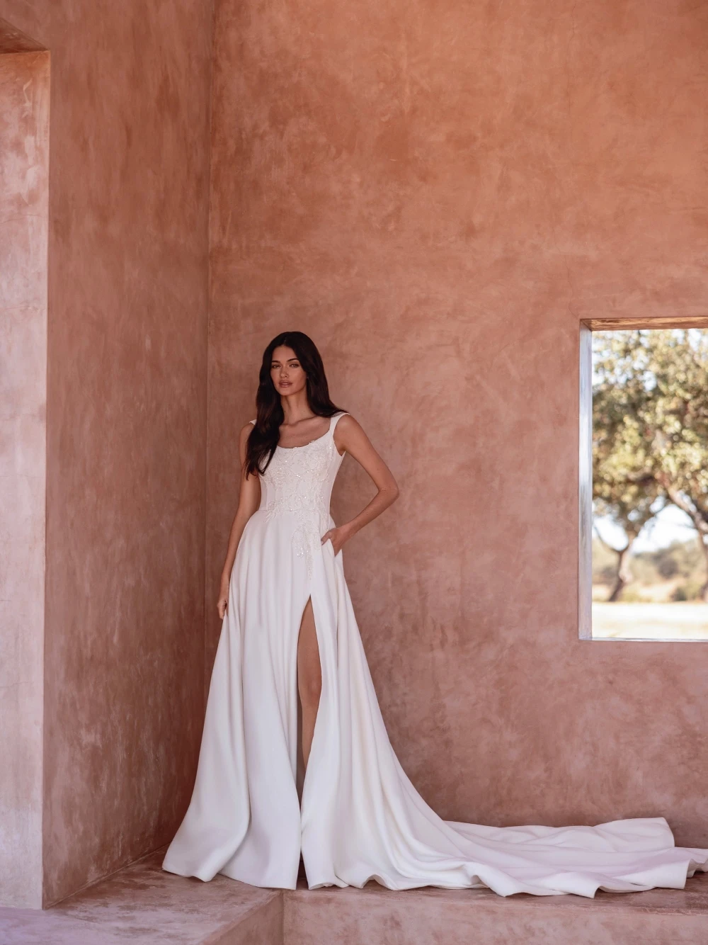 New Arrival Outdoor A Line Wedding Dress Customized Beaded Flowing Satin Side Slit Bridal Gown Charming Long Dresses For Bride
