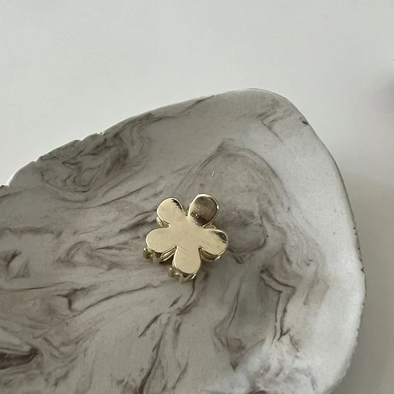 Рисунок 6 - металлические мини-заколки для волос с улыбкой на лице