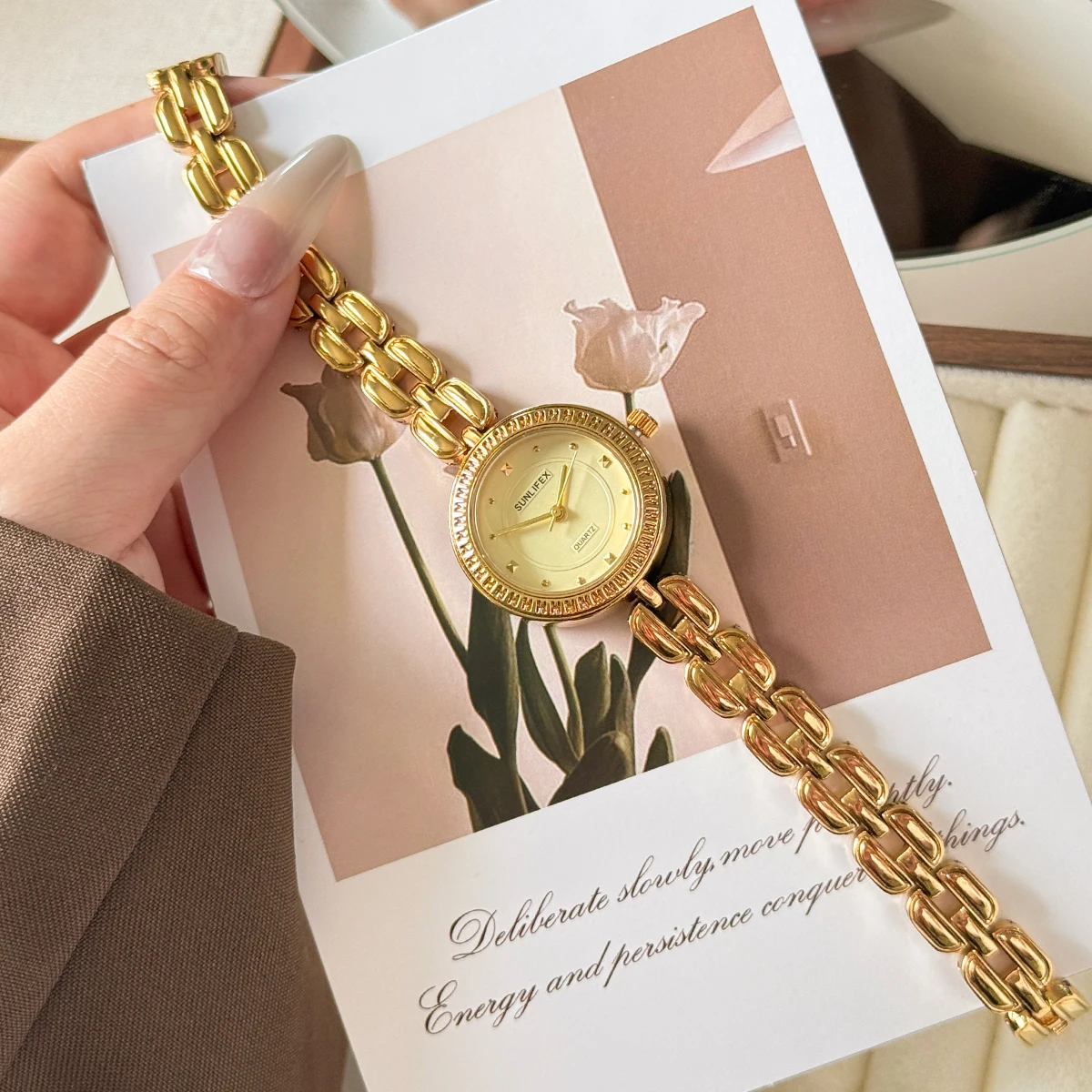 

Женские наручные часы SUNLIFEX Golden Elegant: модные аналоговые кварцевые часы из стали для женщин