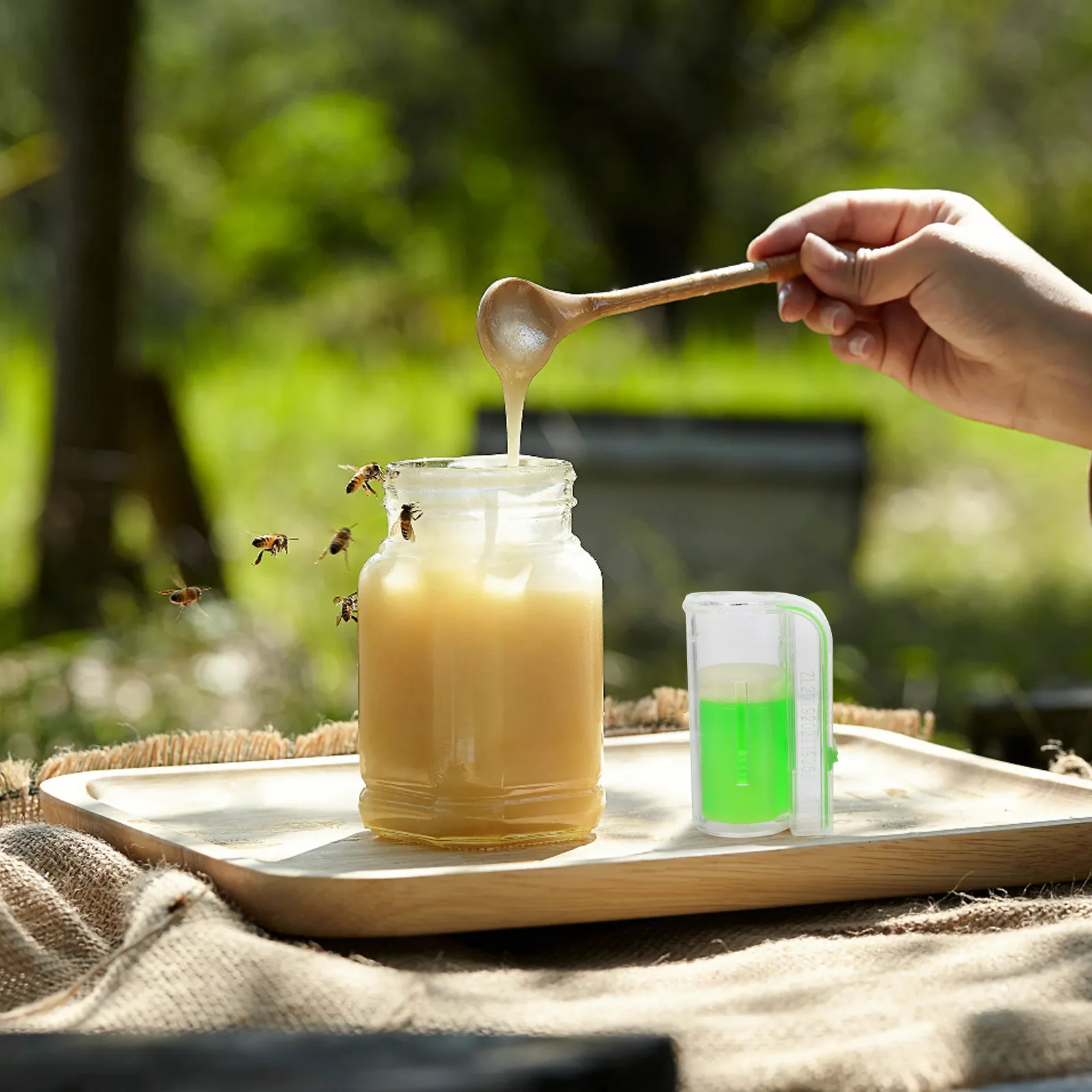 

4pcs Marker Bottle Plastic Beekeeping Bottles Lightweight Bee Marking Cage For Beekeeper Tools Bee Catching Cages