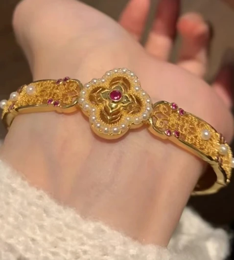 Argento 925 e oro placcato K Metodo antico Filigrana cava Stile corte femminile Bracciale con trifoglio di perle Gioielli con bracciale fine