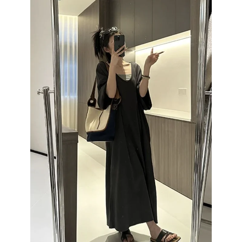 Sukienka T-shirt z dekoltem w serek, patchworkiem, o luźnym kroju, za kolano, wyszczuplająca, w stylu lazy, 2026